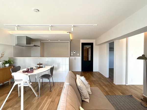 オーク荻窪マンション_開放感のあるリビングダイニングキッチンの写真