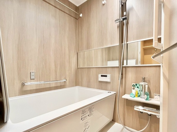 グレイスコート池尻大橋_木目調のバスルームの写真