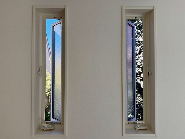 世田谷区若林5-41-5_並んだ窓の写真