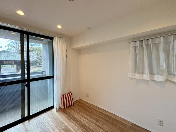 ペイサージュ音羽壱番館_窓が大きい洋室の写真