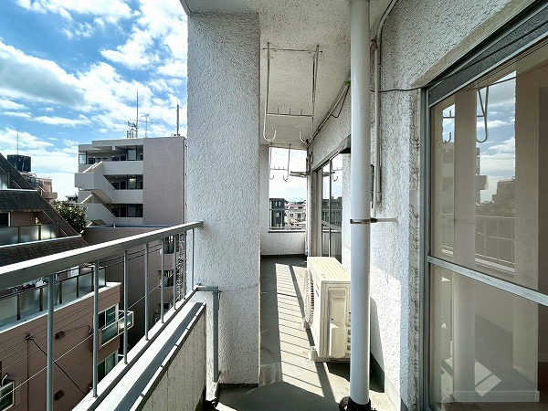 プリンスマンション_明るいバルコニーの写真