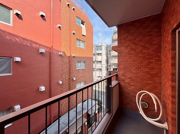 ハイネス小石川_コンパクトなバルコニーの写真