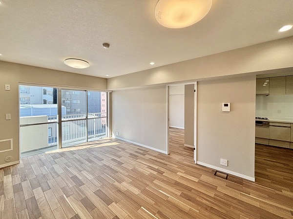 小石川ハウス_日当たり良好なリビングダイニングキッチンの写真