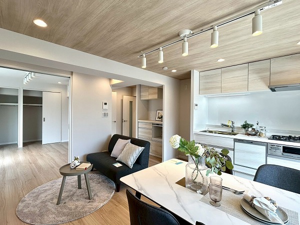 プリンスマンション_ゆとりのあるリビングダイニングキッチンの写真