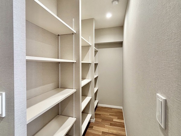 小石川ハウス_キッチン横パントリーの写真