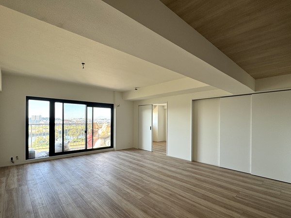 多摩川ハイム3号棟_大きな窓があるメインルームの写真