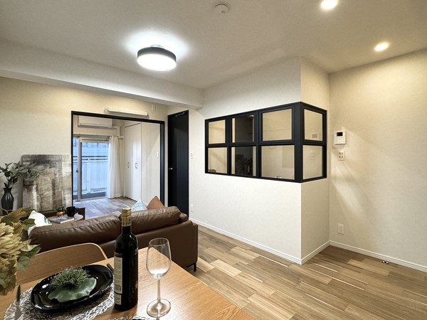 三田ナショナルコート_室内窓が印象的なお部屋の写真