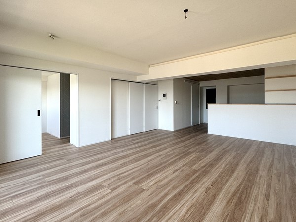 多摩川ハイム3号棟_開放的なメインルームの写真