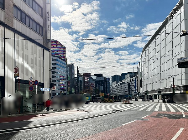 池袋駅前の道