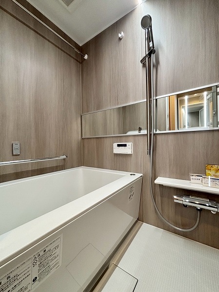 ライオンズマンション六義園_木目調のバスルームの写真