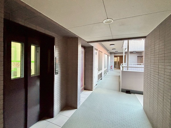 ビラカーサ四谷四丁目 外廊下