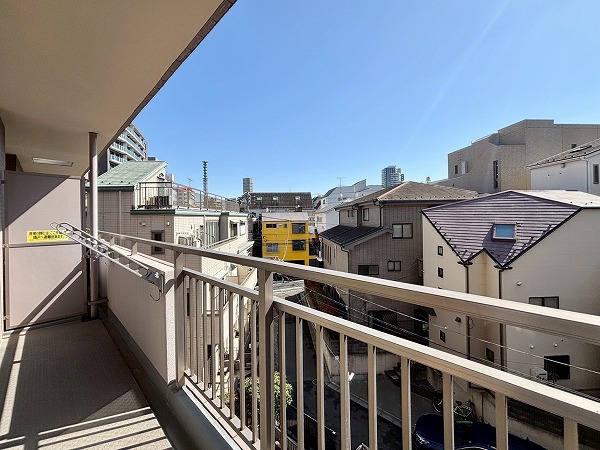 ビラカーサ四谷四丁目_南向きのバルコニーの写真