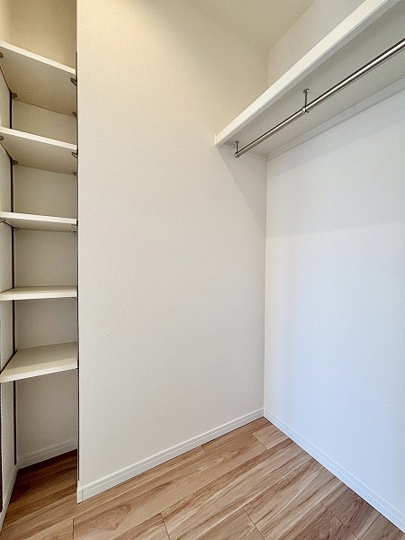 レジェンド池袋_ラック付きウォークインクローゼットの写真