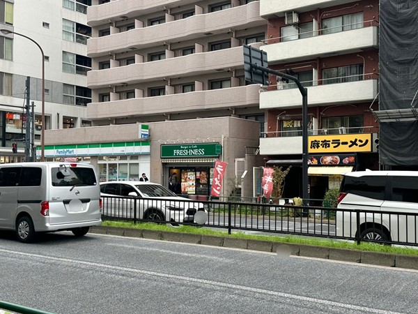 駅前のコンビニや飲食店