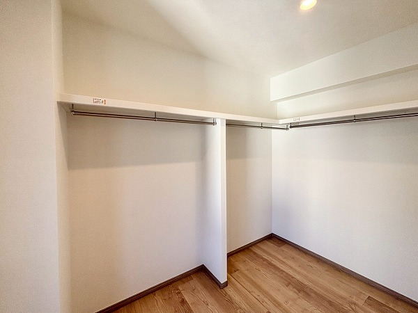 グリーンヒル小石川_大きなウォークインクローゼットの写真