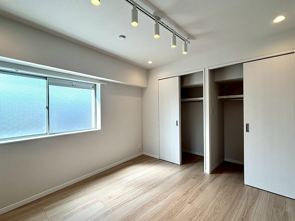 プリンスマンション_明るい約6.8帖の洋室の写真