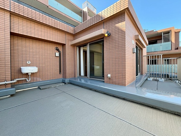 プレミスト神楽坂_広々としたバルコニーの写真