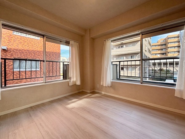 ハイネス小石川_窓が大きい洋室の写真