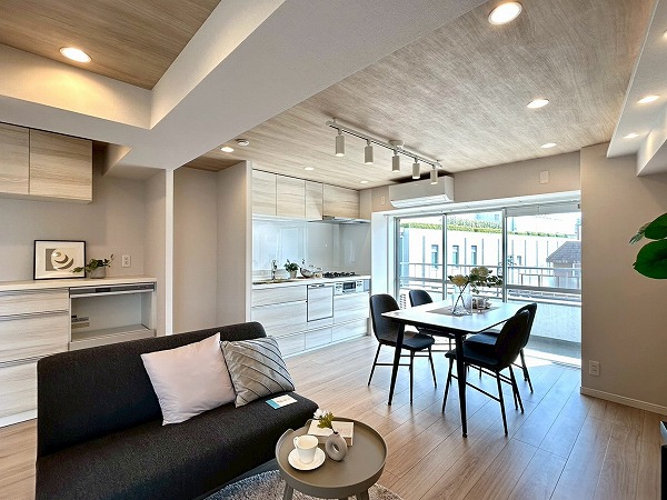 プリンスマンション_広々としたリビングダイニングキッチンの写真