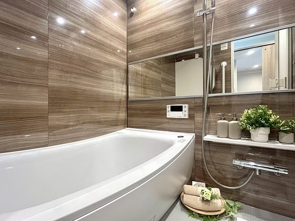 エクレールガーデン南荻窪_木目調のバスルームの写真