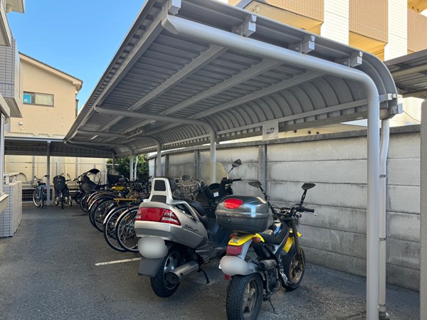ウィン多摩川　駐輪場とバイク置き場