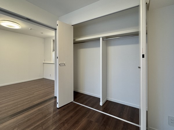 クレール三田_大きな収納がある洋室の写真