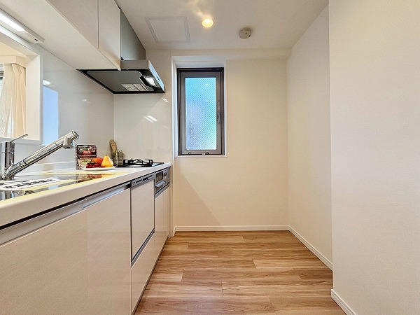 レジェンド池袋_リノベーション済みのキッチンの写真