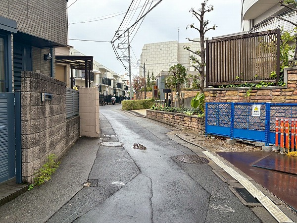 マンション前の通り