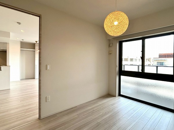 ジオ世田谷松原_約6帖の落ち着いた洋室の写真