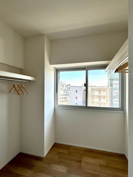 オーク荻窪マンション_ゆとりのあるウォークインクローセットの写真