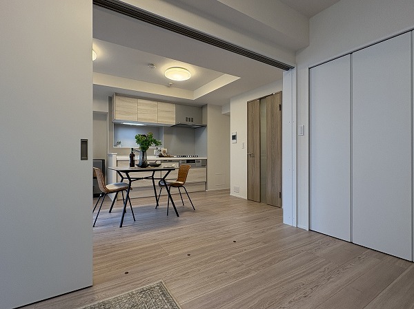 パークハウス渋谷山手_約7.2帖の洋室とリビングダイニングキッチンの写真