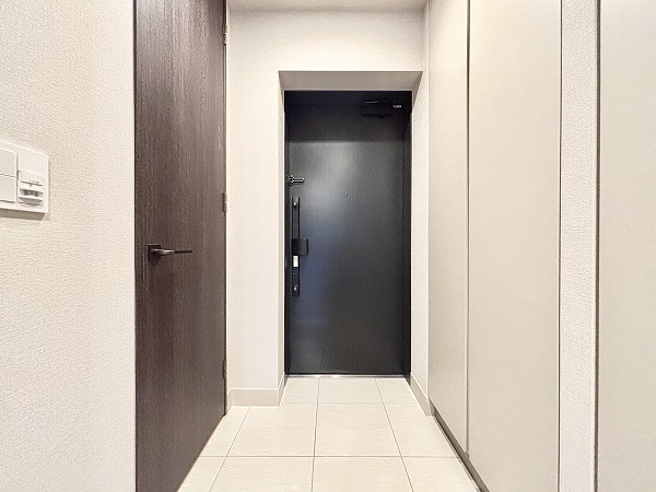 アトラス青山レジデンシャル_清潔感のある玄関の写真