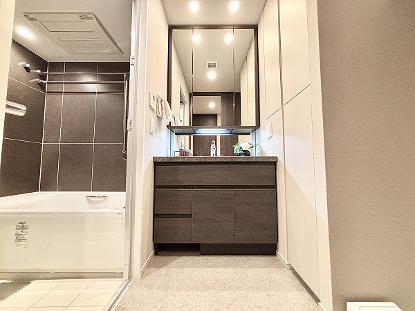 アトラス青山レジデンシャル_収納力のあるサニタリールームの写真