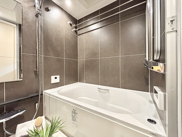 アトラス青山レジデンシャル_大きなバスタブがあるバスルームの写真