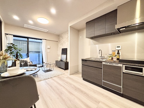 アトラス青山レジデンシャル_一部リフォーム済みのリビングダイニングの写真