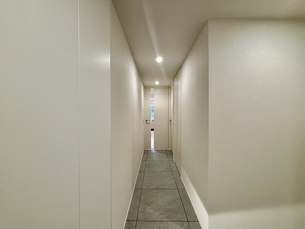 サンビューハイツ渋谷_明るい廊下の写真