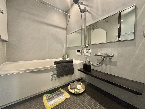 サンビューハイツ渋谷_ワイドなミラー付きのバスルームの写真