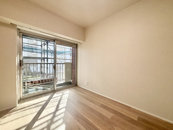 サンビューハイツ渋谷_リノベ済みの洋室の写真