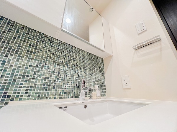 ベルドゥムール東京八丁堀_お洒落な洗面化粧台の写真