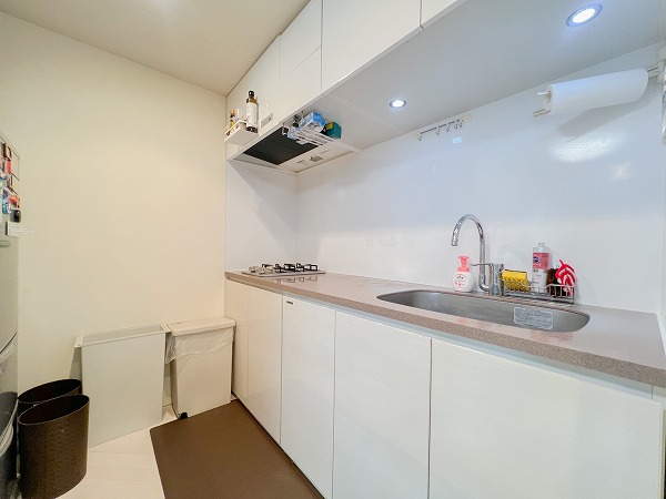 ベルドゥムール東京八丁堀_白基調のキッチンの写真