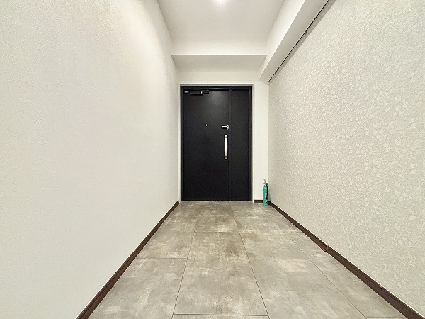 千駄ヶ谷第1スカイハイツ_ゆとりのあるサイズ感の玄関の写真