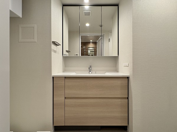 イトーピア目黒青葉台_3面鏡の洗面化粧台の写真1