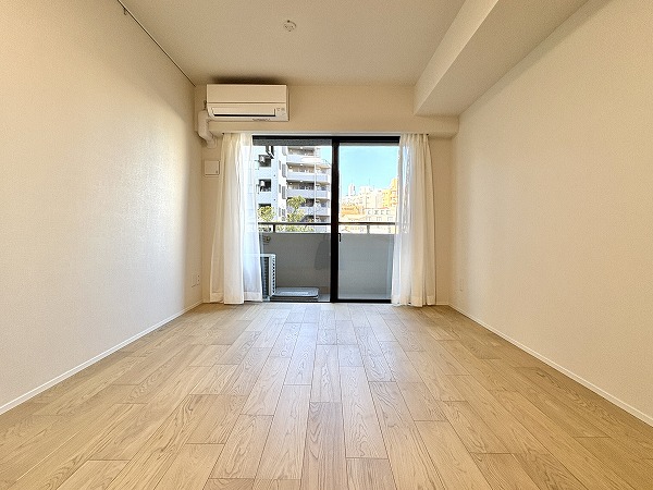 イトーピア目黒青葉台_窓が大きいリビングダイニングの写真