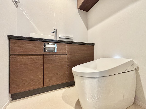 ザ・レジデンス三田_タンクレスのトイレの写真