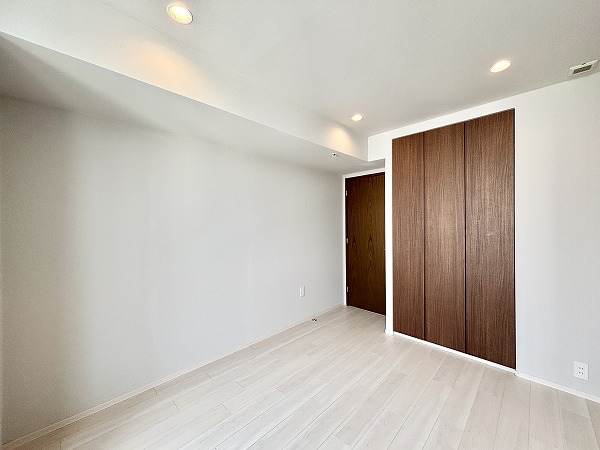 ザ・レジデンス三田_クローゼットが備わった洋室の写真