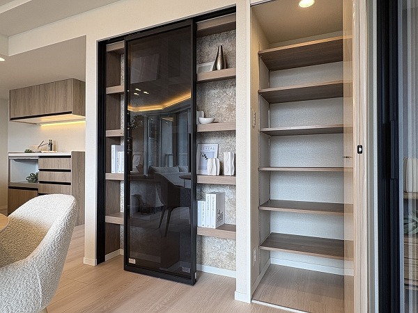 パークタワー東京フロント_リビングダイニングキッチン収納の写真1