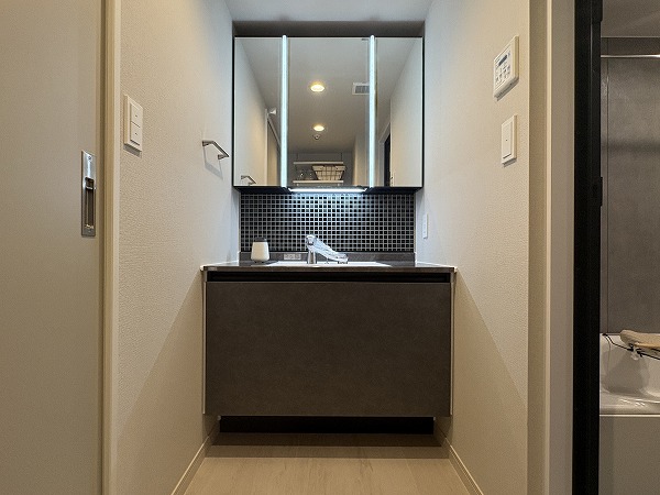 ファミールヒルズ目黒東山_3面鏡洗面化粧台の写真