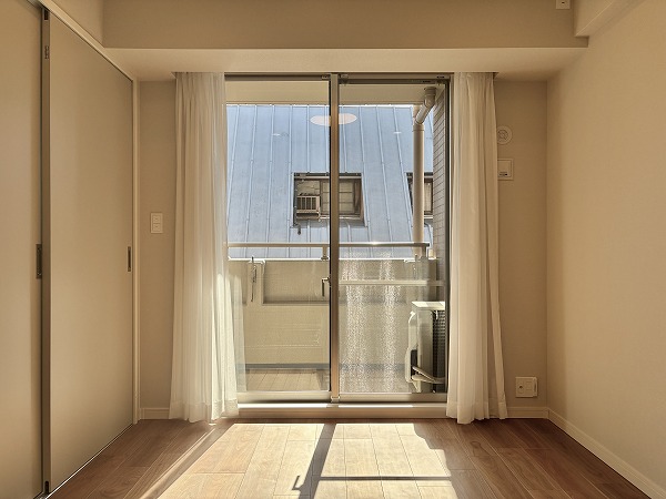 ファミールヒルズ目黒東山_約6.0帖の洋室②窓の写真