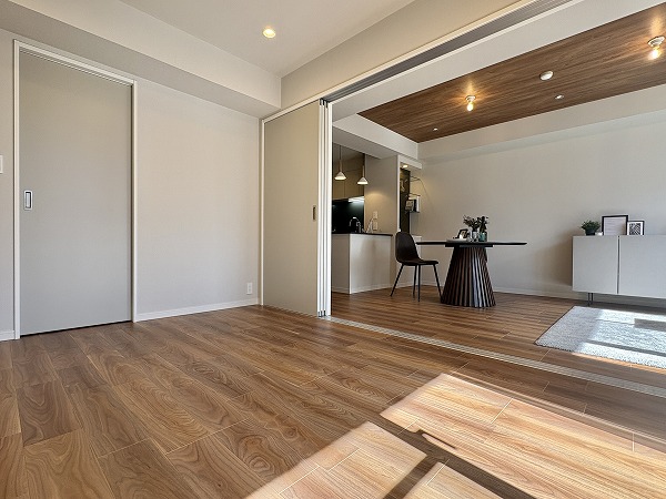 ファミールヒルズ目黒東山_約6.0帖の洋室②とリビングダイニングキッチンの写真1