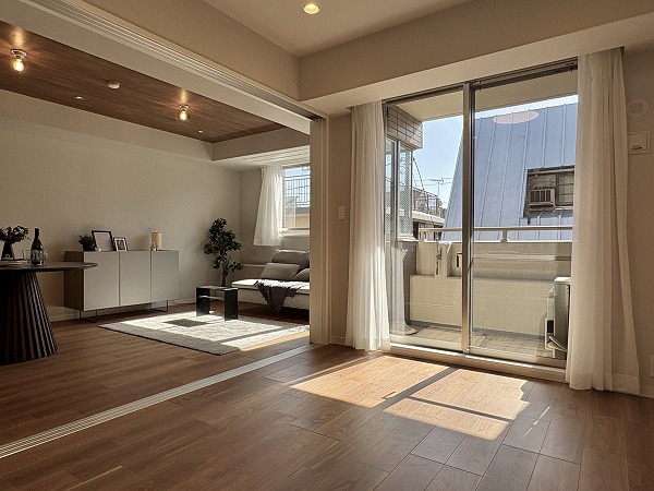 ファミールヒルズ目黒東山_約6.0帖の洋室②とリビングダイニングキッチンの写真2